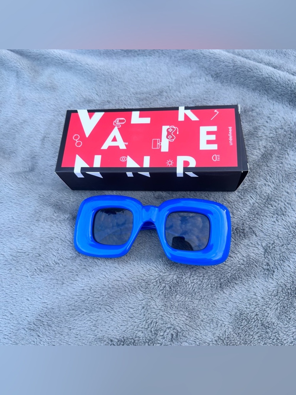 NWT! Undefined Retro Blue Inflated Square Party Sunglasses